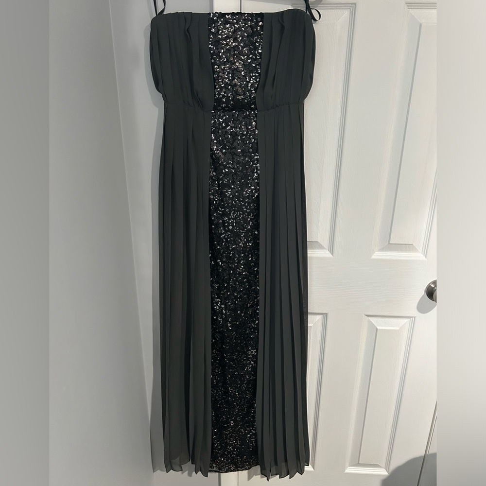 Calvin Klein. women’s size 4 gown pleated with sequins.